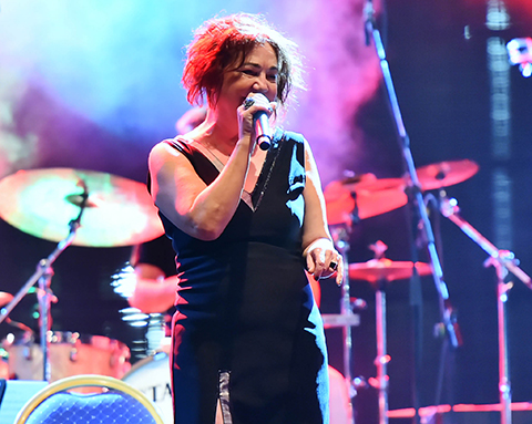 Nazan Öncel... ALBÜMÜN İLK KONSERİ İZMİR'DE!