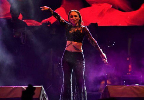 Ziynet Sali... SAHNEDE BAYILDI!