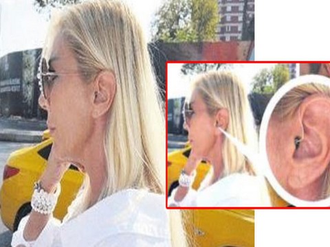 Seda Sayan... KULAĞINDA ÇİPLE DOLAŞIYOR!..