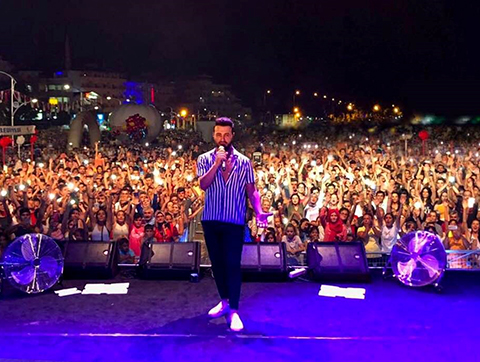 Emre Kaya... SAHNESİNDE USTALARA SAYGI!!..