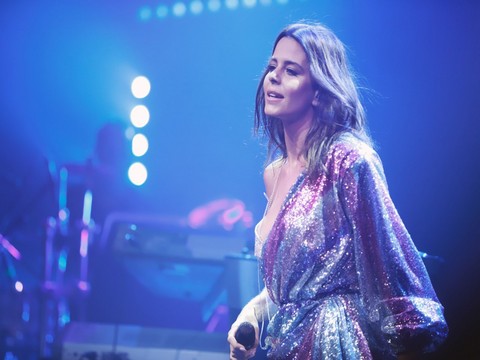 Simge... SAHNE UĞURU SEZEN AKSU!..