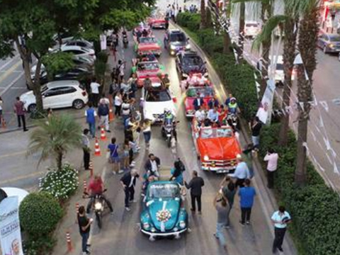 25.Adana Film Festivali… SANATÇILAR 'SEVGİ KORTEJİ' İLE HALKI SELAMLADI