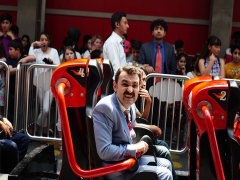 Bücür... YOK BÖYLE BİR EĞLENCE!..