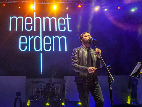 Mehmet Erdem... BİNLERCE KİŞİLİK KORO!