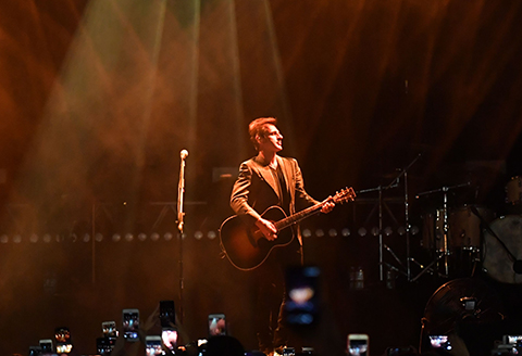 Teoman...SOĞUK İSTANBUL AKŞAMINI ŞARKILARIYLA ISITTI!