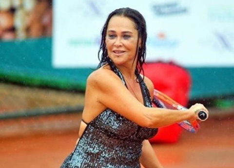 Hülya Avşar... YAĞMURA ALDIRMADI, OYNAMAYA DEVAM ETTİ!