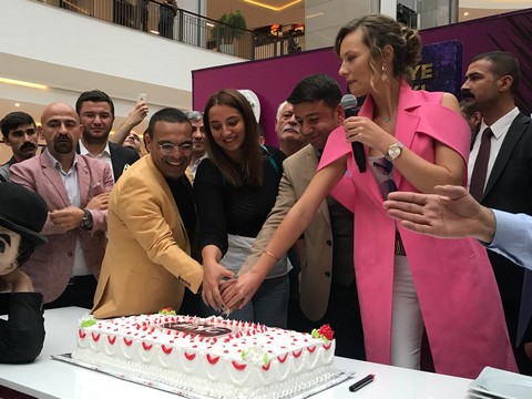 Okan Karacan... SAHNEDE EŞİNİN DOĞUM GÜNÜNÜ KUTLADI!..