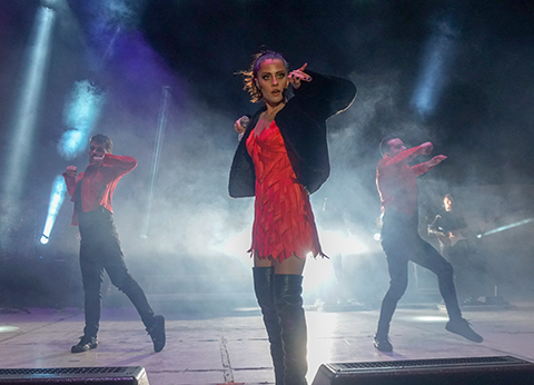 Derya Uluğ... HEM TEKLİ, HEM ALBÜM, HEM FARKLI BİR TARZ!