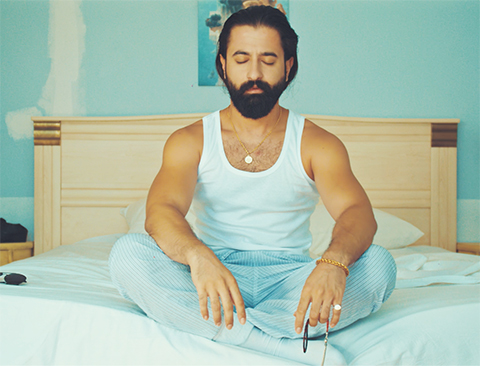 Koray Avcı... YENİ KLİBİ İLE BEYAZ PERDEYE GÖZ KIRPTI!