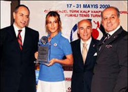 Ebru Destan-Behzat Gerçeker... KALP VAKFI İÇİN RAKET SALLADILAR!