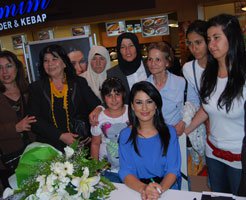 İclal Aydın... OPTIMUM OUTLET'TE ANNELERLE BULUŞTU!