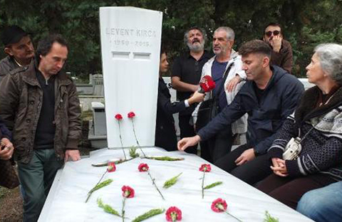 Levent Kırca... 3. ÖLÜM YILDÖNÜMÜNDE MEZARI BAŞINDA ANMA!
