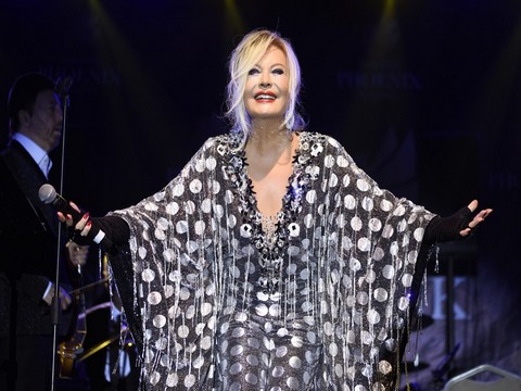 Emel Sayın... KIBRIS' TA HEM KULAĞA HEM GÖZE HİTAP ETTİ!..