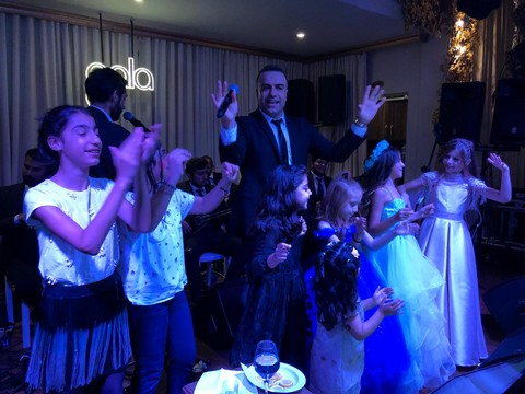 Berdan Mardini... ÇOCUK KOROSU İLE BİRLİKTE ŞARKI SÖYLEDİ!..