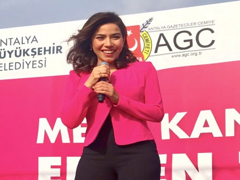 Burcu Güneş... PEMBE KONSER!..