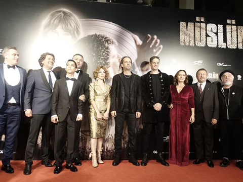 Müslüm... GALA'DA HEYKEL SÜRPRİZİ!