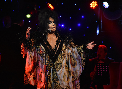 Bülent Ersoy... GÜNAY'A ÖZEL 35 METRELİK  ELBİSE!