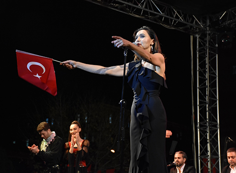 Şevval sam... ÇANAKKALE'DE 8.000 KİŞİYLE ‘İZMİR MARŞI’!