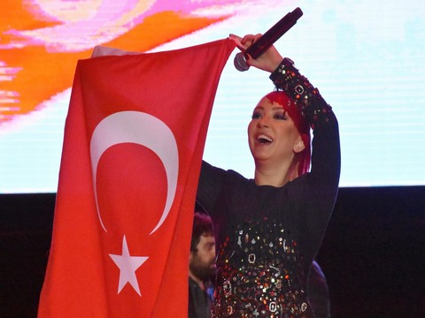 Ece Seçkin... MANİSA'DA CUMHURİYET KONSERİ!..