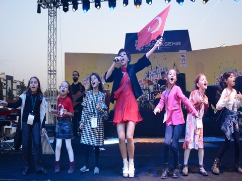 Aydilge... CUMHURİYET KONSERİNE ÖZEL KOSTÜM!..