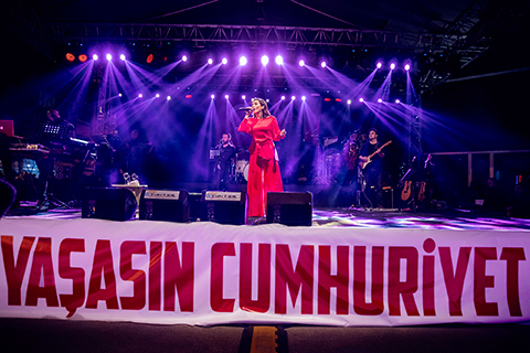 Burcu Güneş... CUMHURİYET MESAJI!