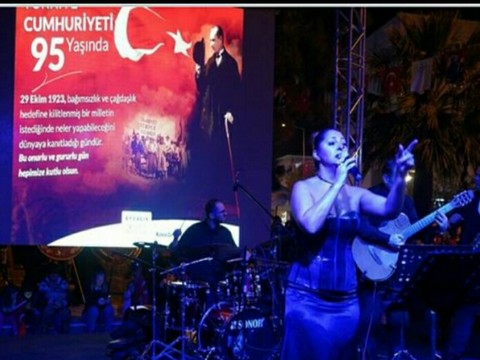 Serap Yenici... AYVALIK'TA CUMHURİYET KONSERİ!..