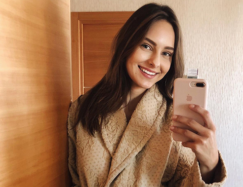 Jessica May... BORNOZLU FOTOĞRAF AKIMINA O DA UYDU!..