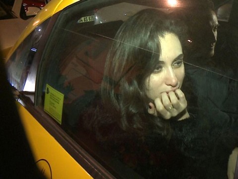 Hande Doğandemir... ARKADAŞIM DEDİĞİ GENÇLE DUDAK DUDAĞA!..