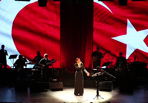 Candan Erçetin... 'ATA'MIZIN SEVDİĞİ ŞARKILARI OKUDU!