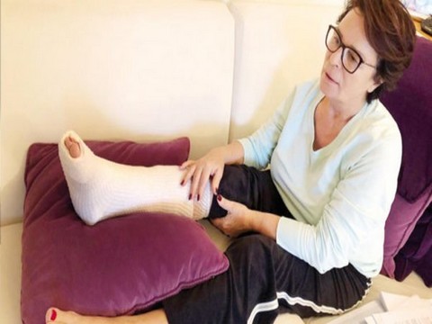 Hülya Koçyiğit... AYAĞINI KIRDI!..