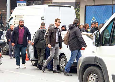 Çarpışma... ÇEKİM İÇİN TRAFİK FELÇ EDİLDİ, VATANDAŞ İSYAN ETTİ!