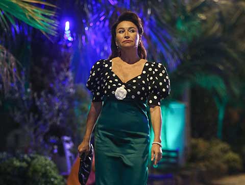 Demet Akbağ... GÜNDÜZLERİ KÖYLÜ BACI, GECELERİ SUZAN AVCI!