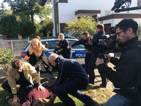 Wilma Elles... "YAŞAMAK" İÇİN KAMERA KARŞISINDA!..