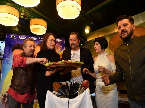 Hedefim Sensin... EKİBİNDEN BOL KAHKAHALI BASIN TOPLANTISI!..