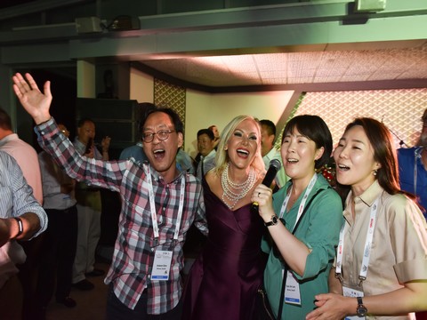 Zeliha Sunal... BİTKİ BİLİMCİLERİNE 40 DİLDE ŞARKILAR!..