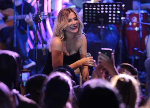 Ayla Çelik... ÖĞRETMENLERİ ÇOŞTURDU!