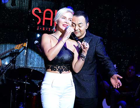 Ömür Gedik - Serdar Ortaç... “SAHNE”DE AŞKA BAĞLANDILAR!