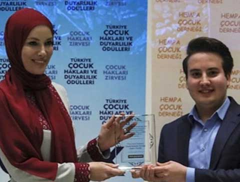 Gamze Özçelik... TESETTÜRLÜ İLK RESİM!