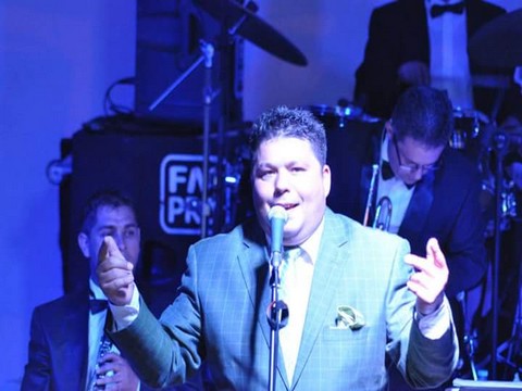 Ahmet Alp... GÜCLÜ SESİ VE SAHNESİYLE FARK YARATIYOR!..