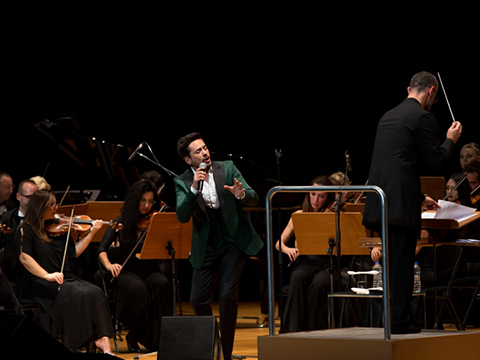 Emre Altuğ... TÜRK SANAT MÜZİĞİ'NE İYİCE ISINIYOR