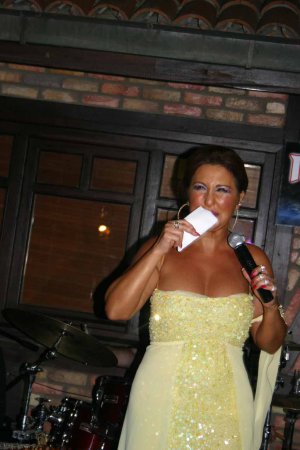 Nükhet Duru, sahnede göz yaşlarına boğuldu