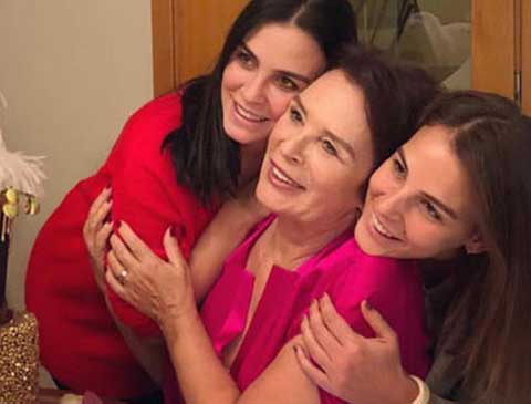 Hülya Koçyiğit... TORUNLARIYLA DOĞUM GÜNÜ POZU!