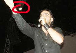 İsmail YK... SAHNEYE YUMURTA ATILDI, KONSERİNİ YARIDA KESTİ!..