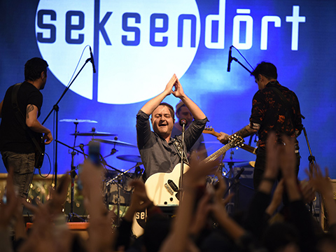 Grup Seksendört... İLK KEZ AVM KONSERİ VERDİLER!..