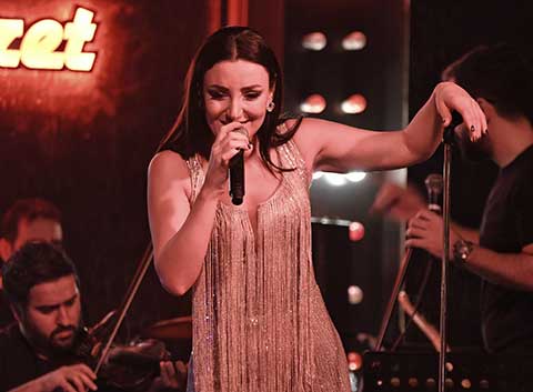 Sevcan Orhan... ANNESİNİN YENİ YAŞINI SAHNEDE KUTLADI!