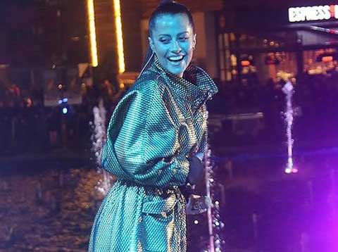 Derya Uluğ... HASTANEDEN SAHNEYE!