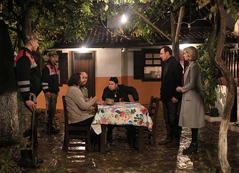 Kalk Gidelim... ERCAN KÖŞEYE SIKIŞIYOR!