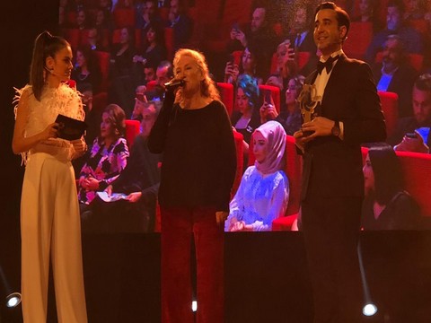 Suzan Kardeş... "SANATA HİZMET ÖDÜLÜ" NÜN SAHİBİ OLDU!..