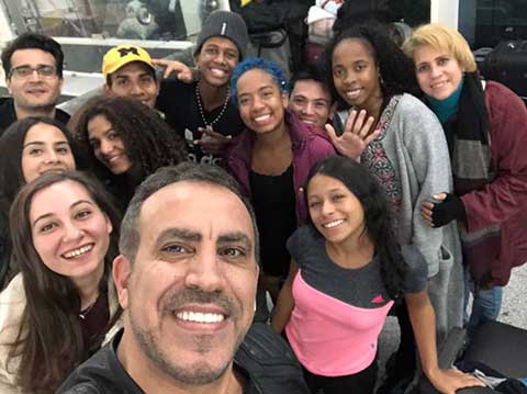 Haluk Levent... KOLOMBİYALI DANSÇILARA YARDIM ELİ!