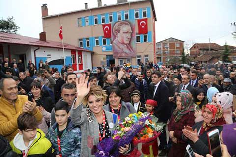 Gülben Ergen... 'ÇOCUKLAR GÜLSÜN DİYE' OKUL AÇMAYA DEVAM!